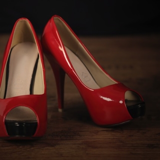 camminata in rosso scarpe